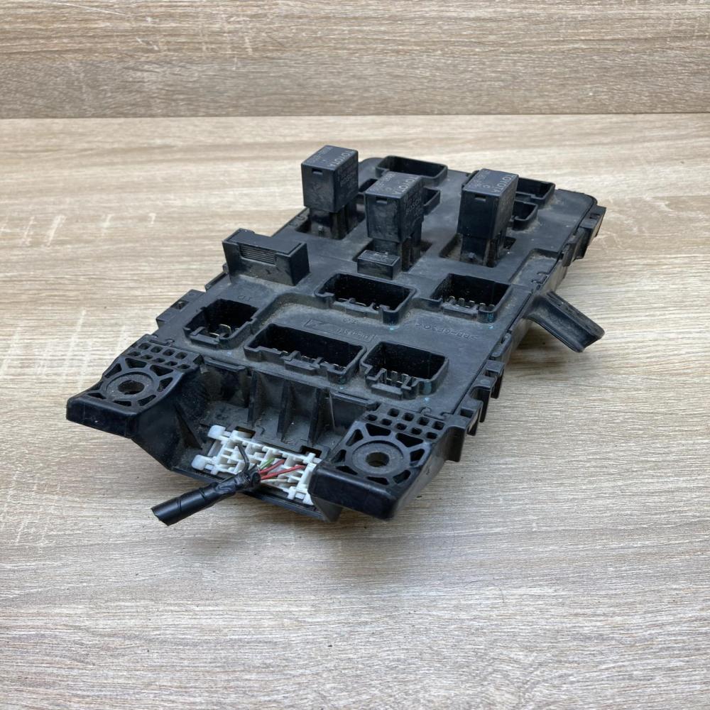 82641 05011 05810530  Fuse module Toyota Avensis T250