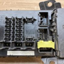 82641 05011 05810530  Fuse module Toyota Avensis T250