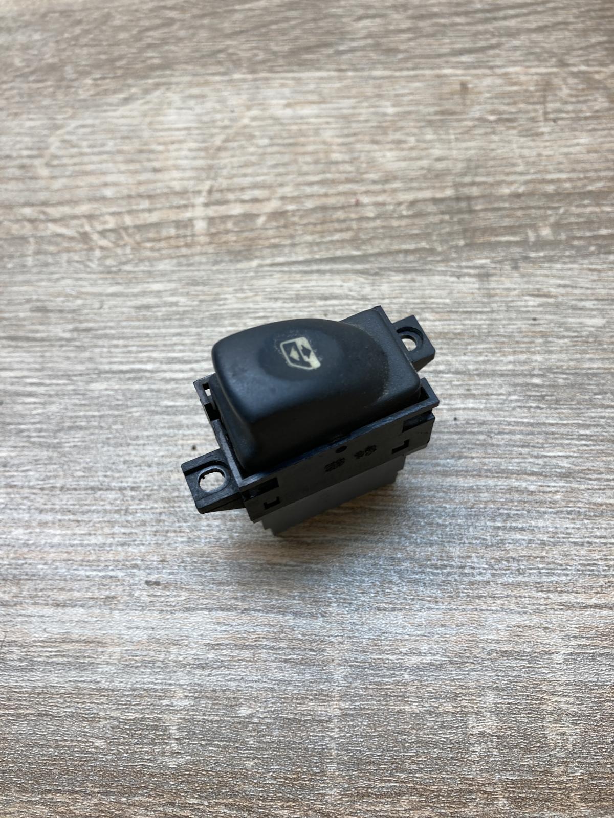 7700417488B   Electric window control switch Renault Laguna II