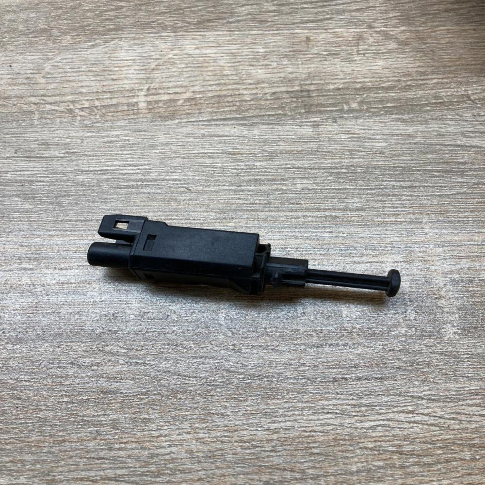 191945515B 52587  Brake pedal sensor switch Volkswagen Polo III 6N 6N2 6NF