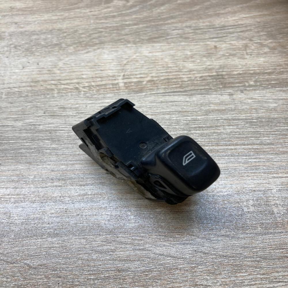 19206   Electric window control switch Volvo XC90