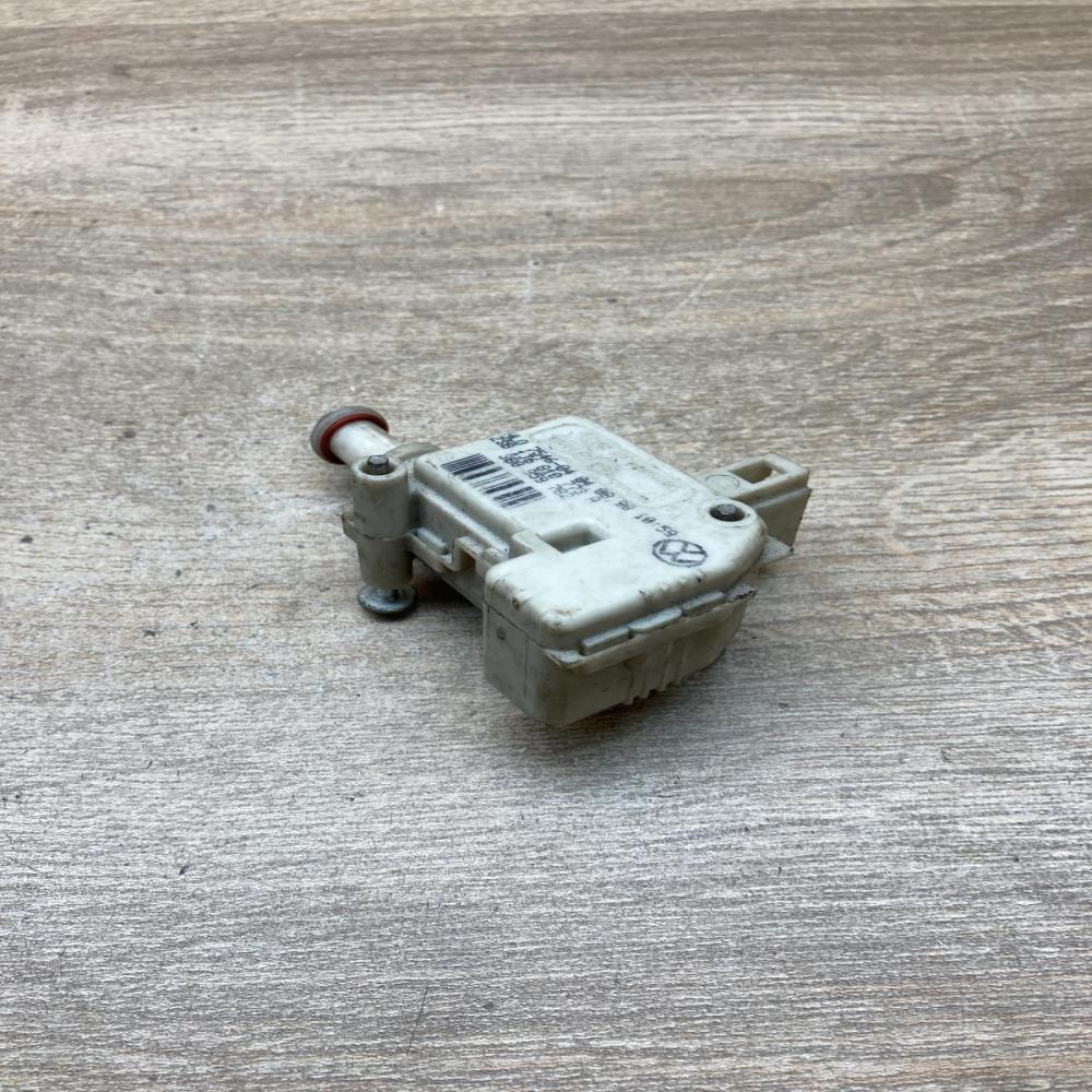 1J6810773A 3B0959782  Fuel tank cap lock motor Volkswagen Golf IV