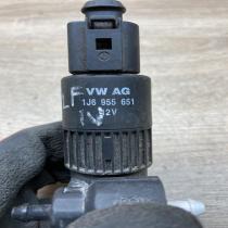 1J6955651   Windscreen/windshield washer pump Volkswagen Touareg I