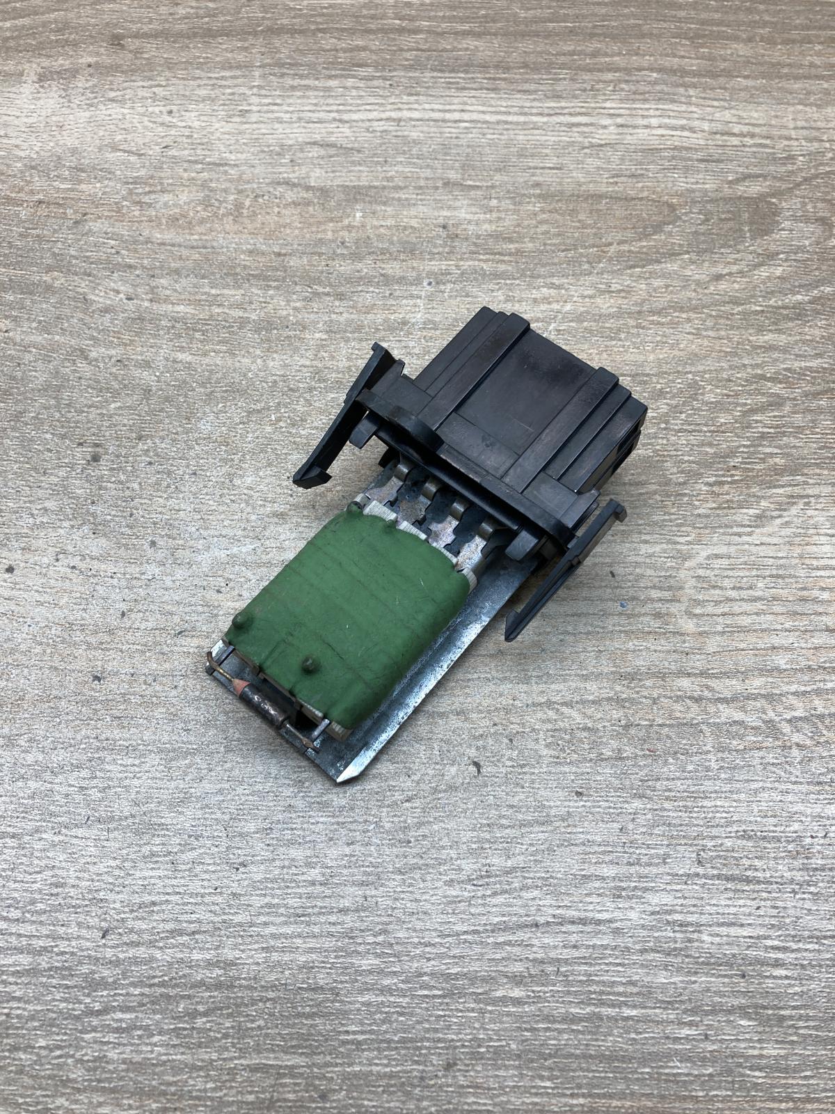 1H0959263 3131090055  Heater blower motor/fan resistor Volkswagen Golf III