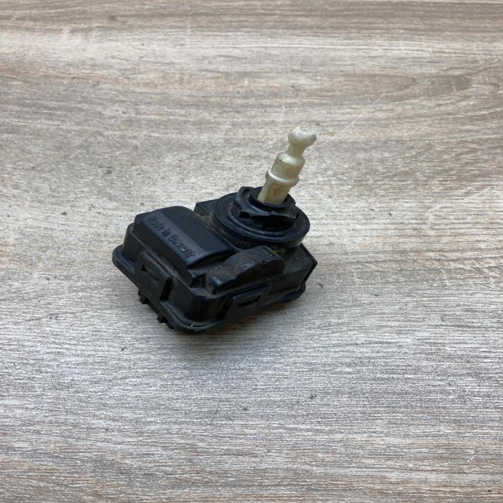 1H0941295C 00728200  Headlight level adjustment motor Volkswagen Golf III