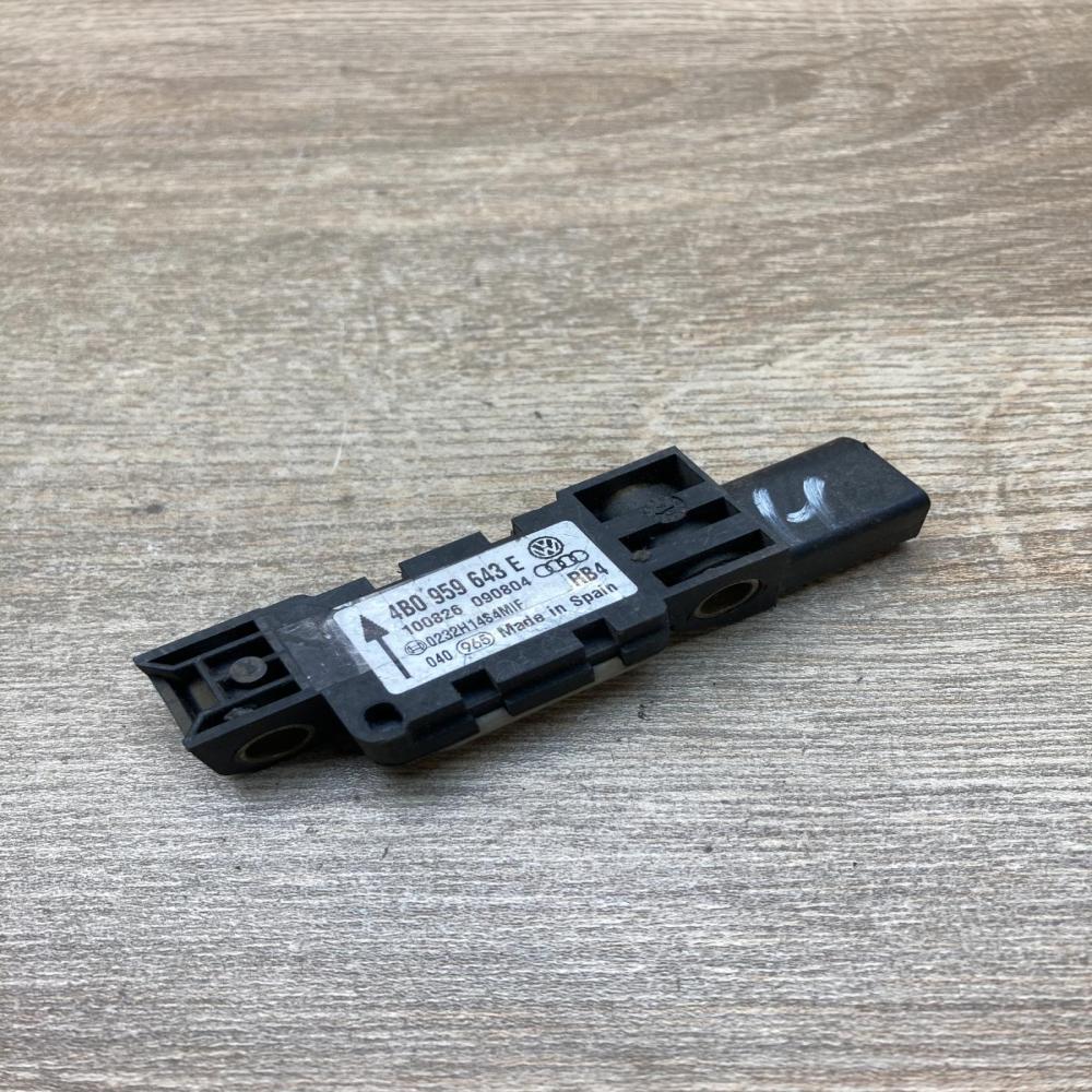 4B0959643E   Airbag deployment crash/impact sensor Audi A6 S6 C5 4B