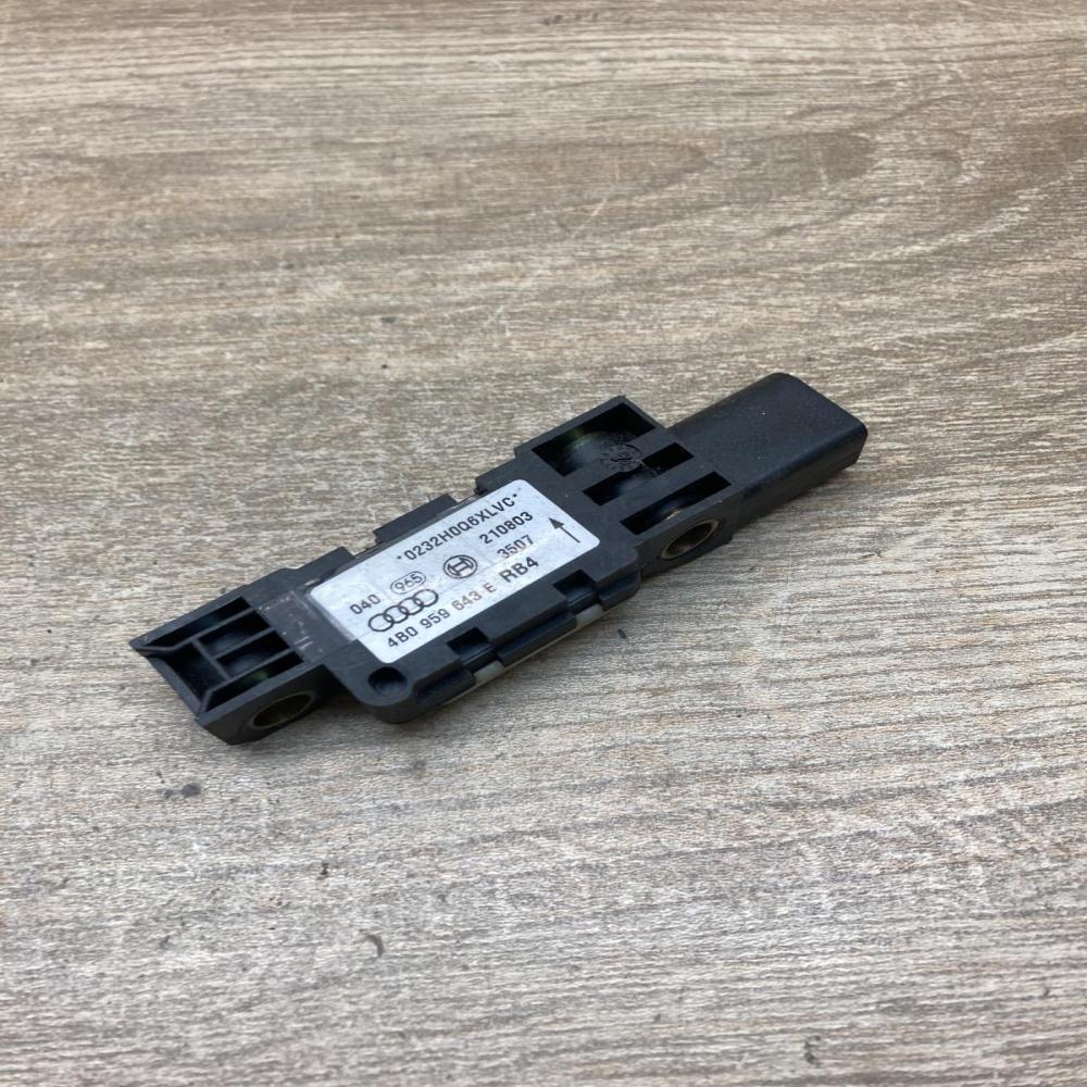 4B0959643E   Airbag deployment crash/impact sensor Audi A6 S6 C5 4B