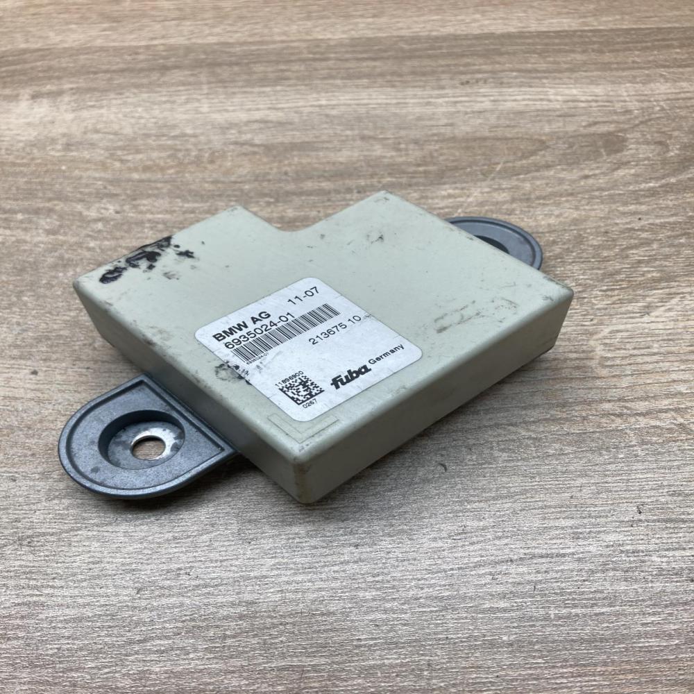 6935024 213675 10  Aerial antenna amplifier BMW 5 E60 E61