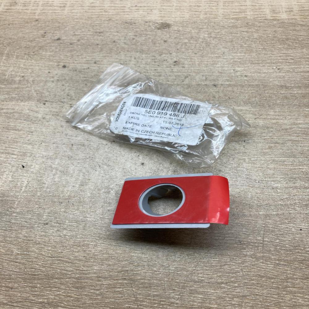 5E0919486J   Front parking sensor holder (PDC) Skoda Octavia Mk3 (5E)