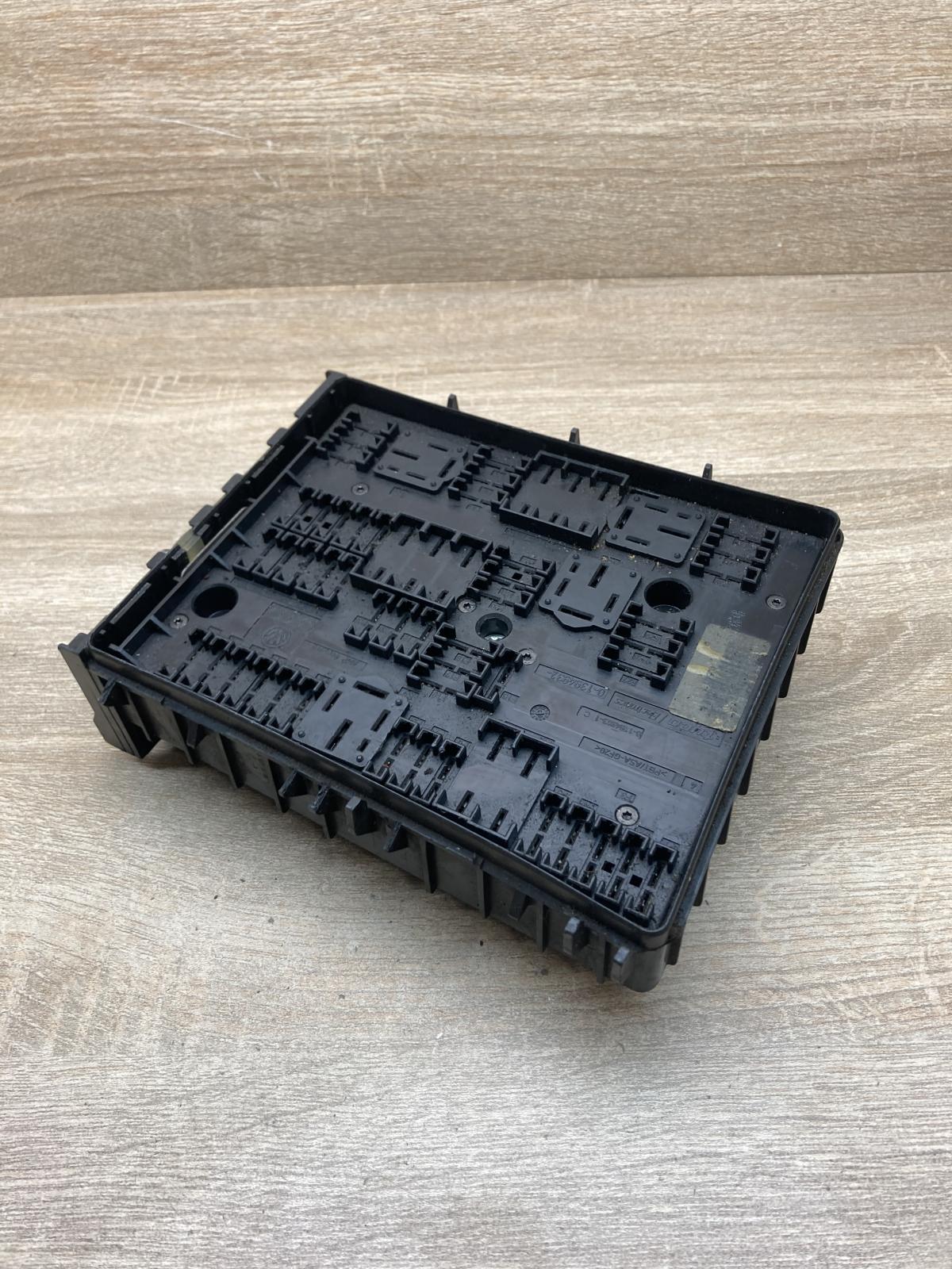 1K0937124H   Fuse module Volkswagen Touran I