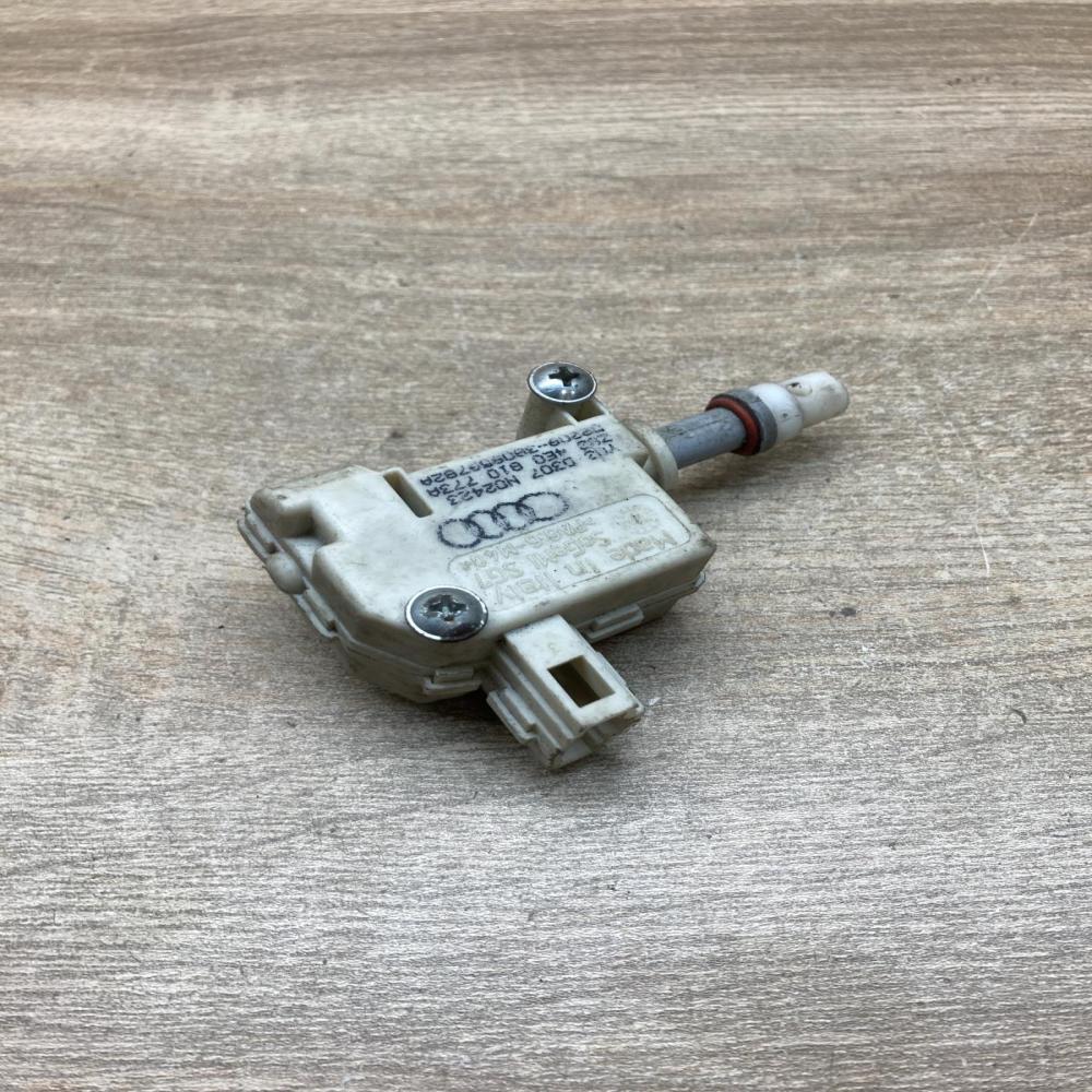 4E0810773A   Fuel tank cap lock motor Audi A8 S8 D3 4E