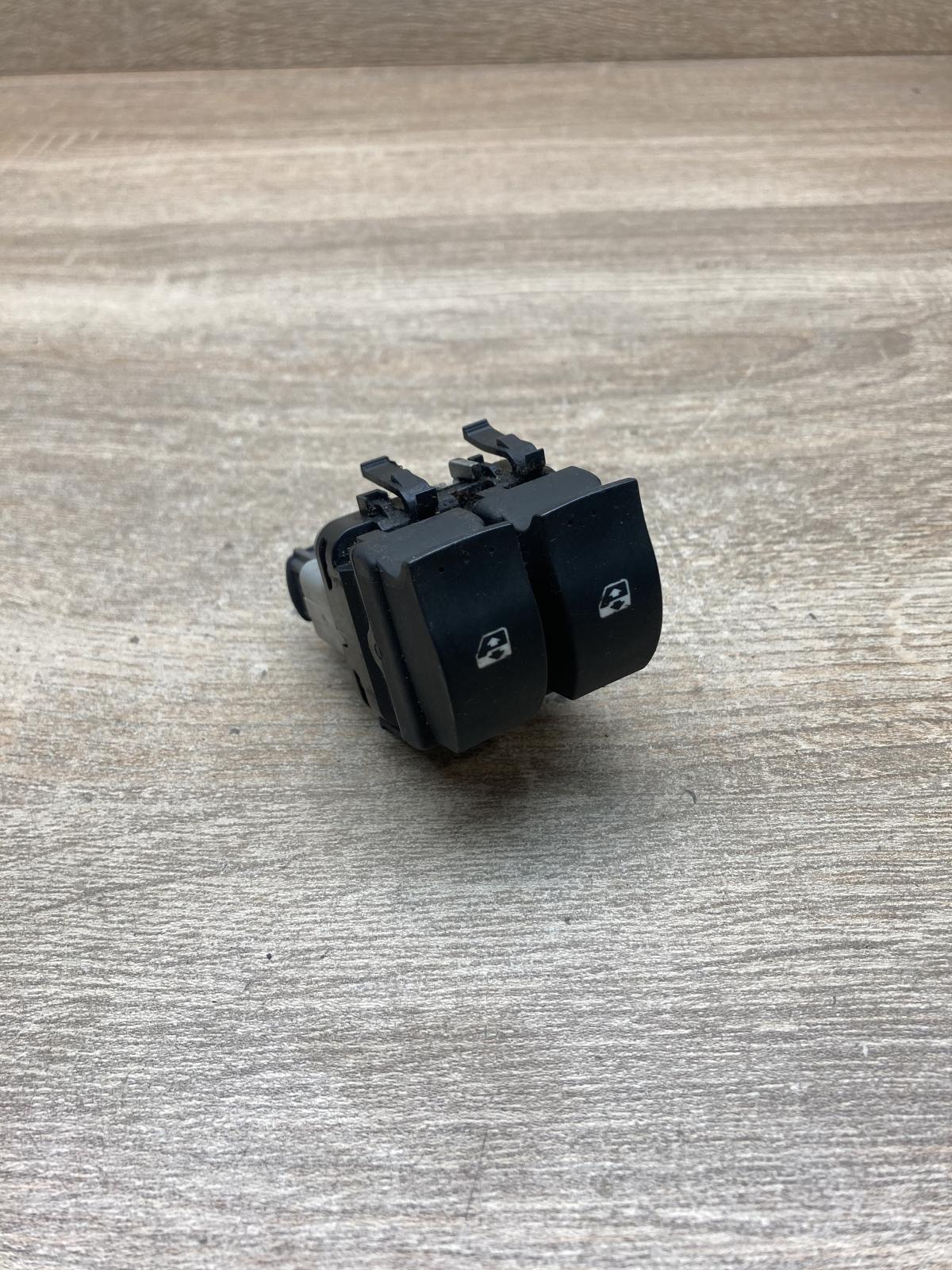 018469A   Electric window control switch Renault Laguna II