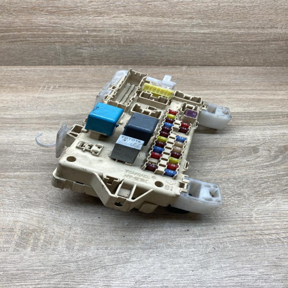 89221 0F030 905767  Fuse module Toyota Corolla Verso AR10