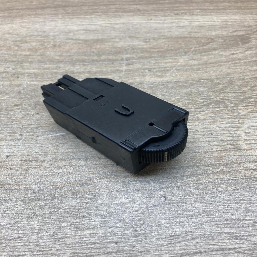 MR114337 04001000  Headlight level height control switch Mitsubishi Carisma