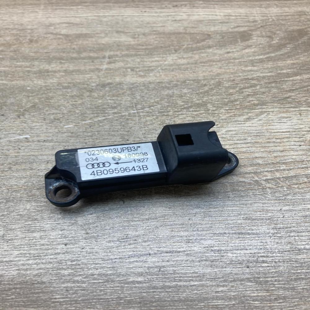4B0959643B   Airbag deployment crash/impact sensor Audi A6 S6 C5 4B
