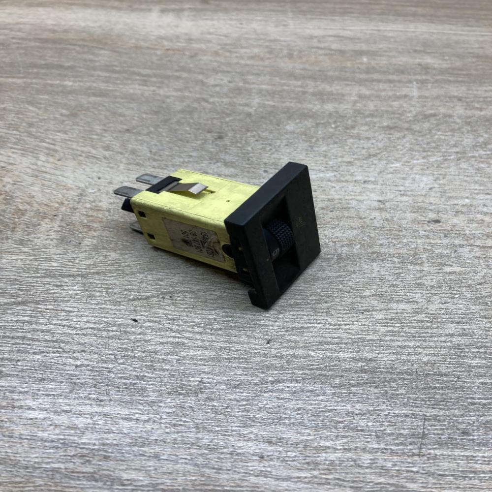 09147901 501795  Seat heating switch Opel Omega B2