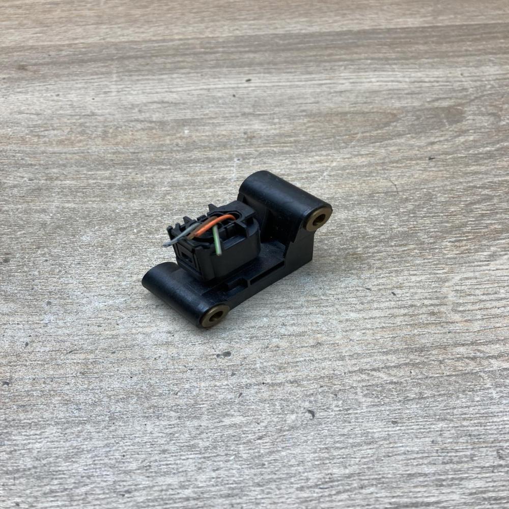 6977398 001337  Airbag deployment crash/impact sensor BMW 5 E60 E61