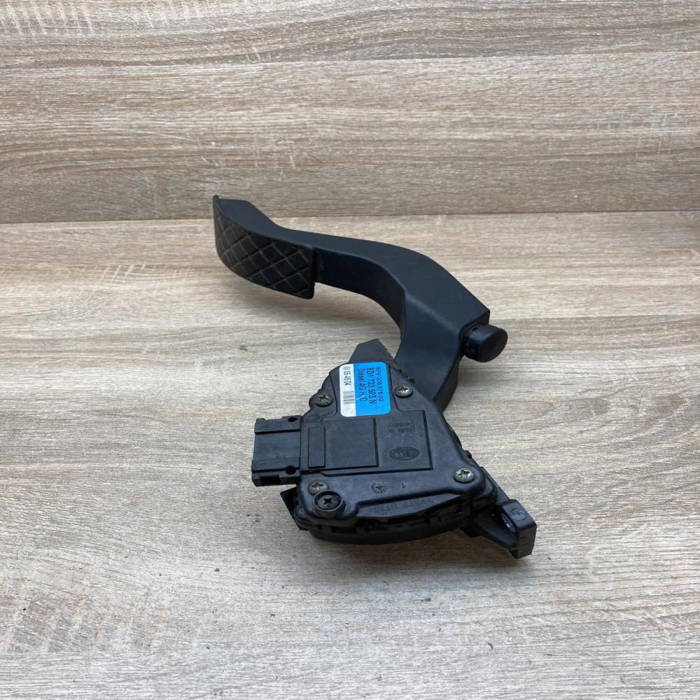 8D1723523N 6PV008376  Accelerator throttle pedal Audi A6 S6 C5 4B