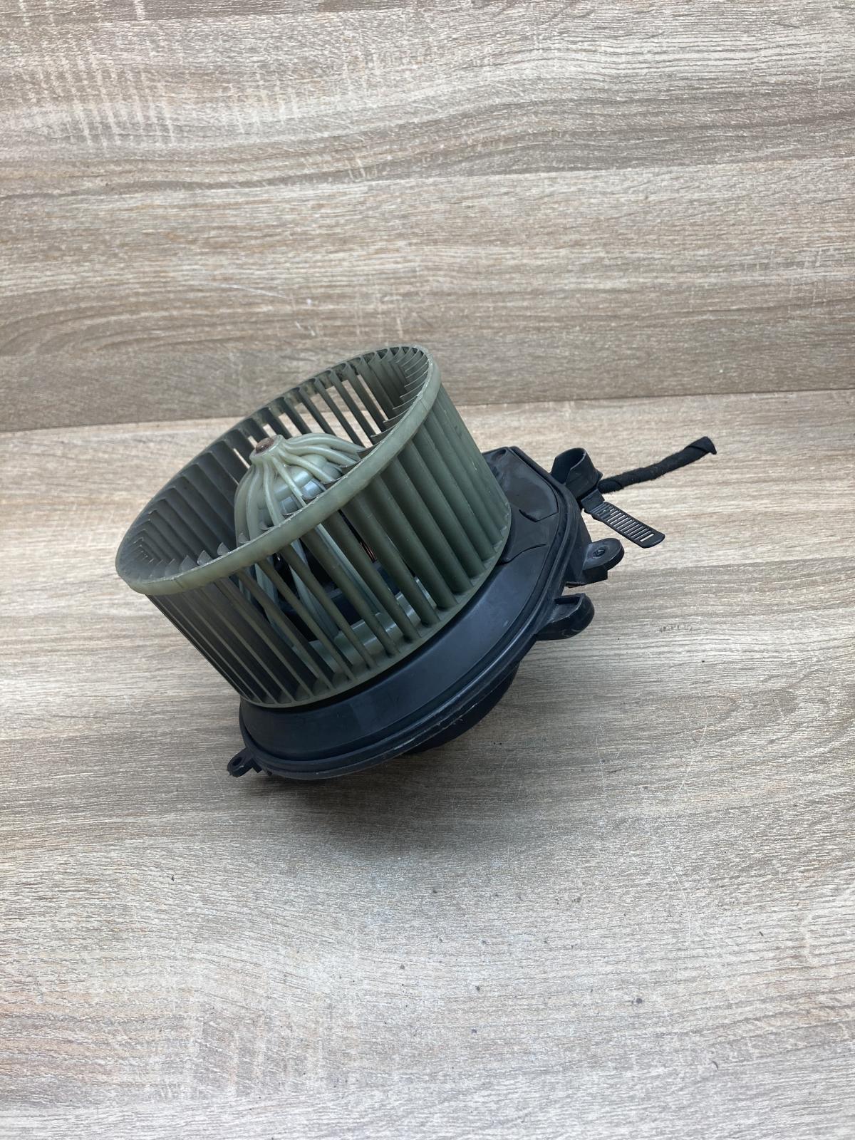 740221233F   Heater fan/blower Audi A4 S4 B5 8D