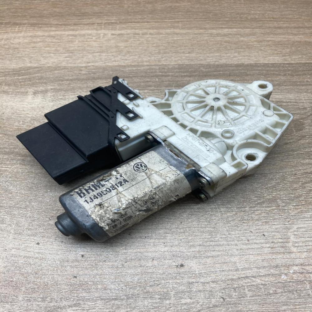 1J4959812A   Rear door window regulator motor Volkswagen Golf IV