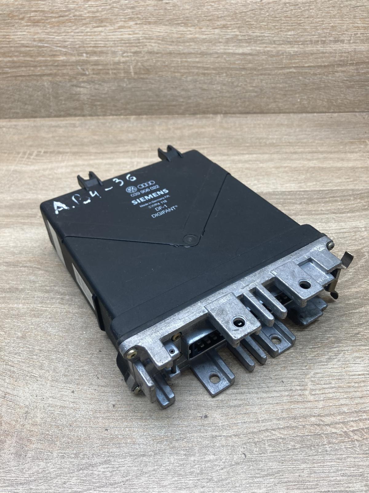 039906022   Engine control unit/module ECU Audi 80 90 S2 B4