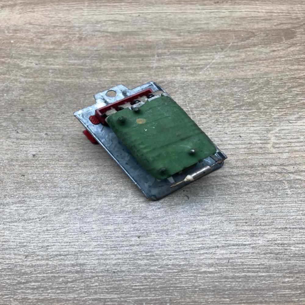 740245833F   Heater blower motor/fan resistor Audi A4 S4 B5 8D