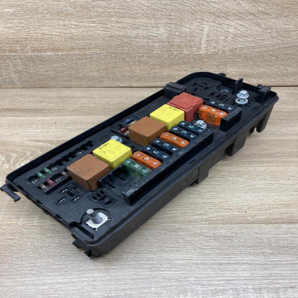 13144709 519066005 UQ Fuse module Opel Signum