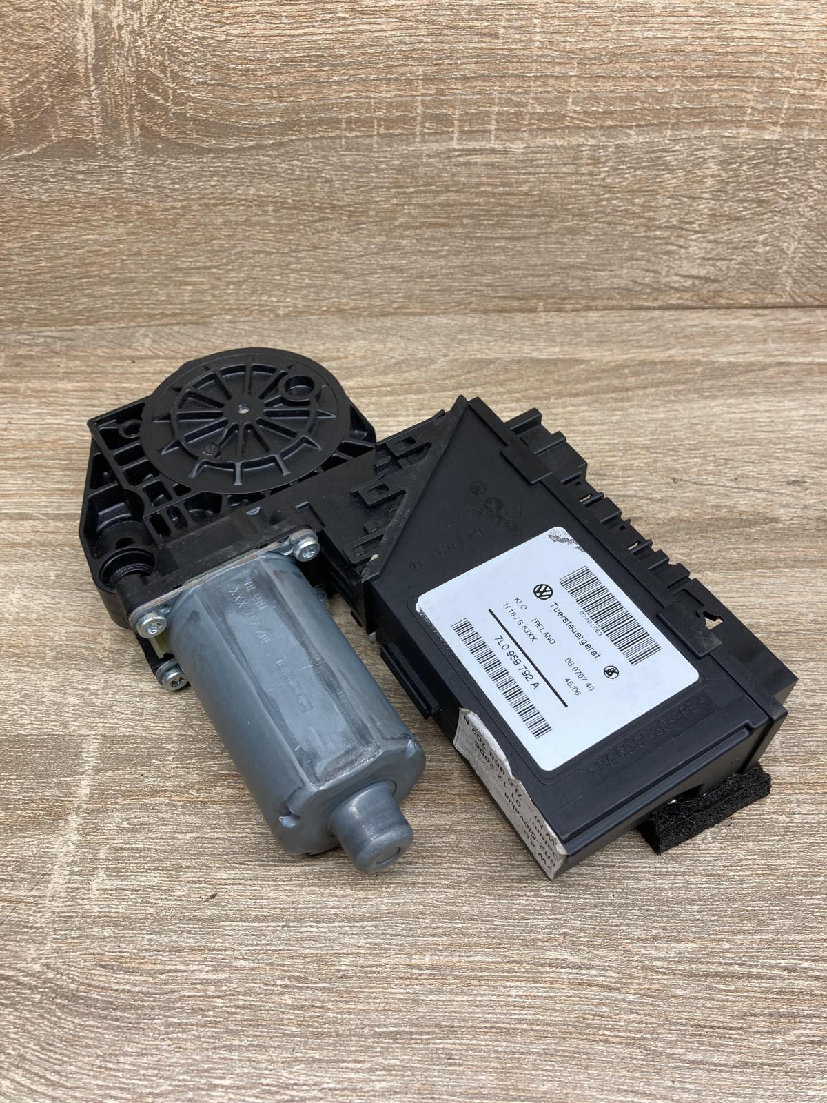 7L0959792A 7L0959702N  Front door window regulator motor Volkswagen Touareg I