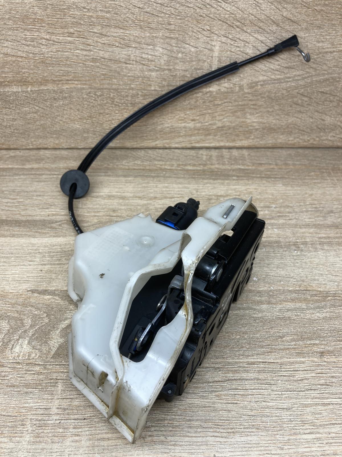 7L0839016D   Rear door lock Volkswagen Golf V