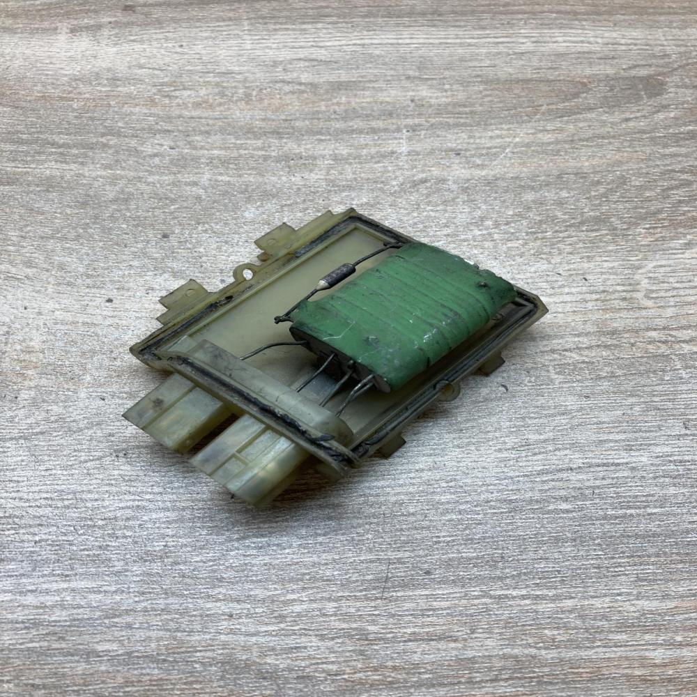 357959263 881044934  Heater blower motor/fan resistor Volkswagen PASSAT B4