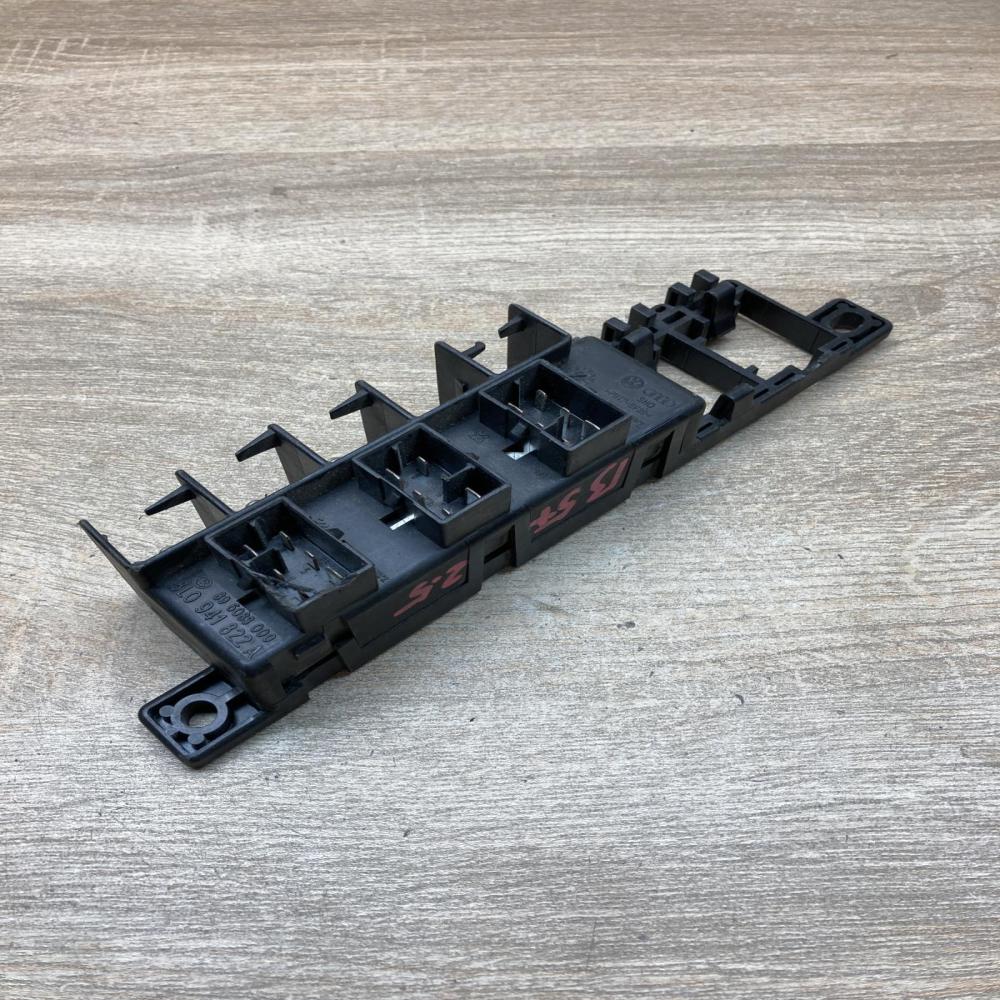 8L0941822A 896083000  Fuse module Audi A4 S4 B5 8D