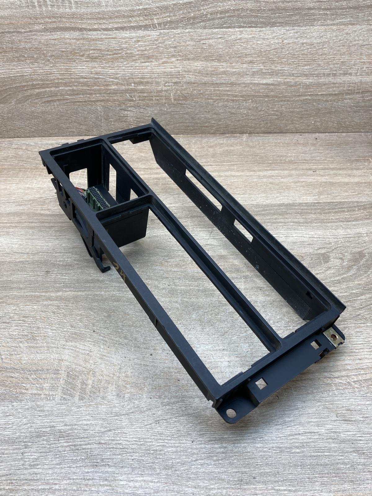 1384141 16652  Radio/GPS head unit trim BMW 5 E34