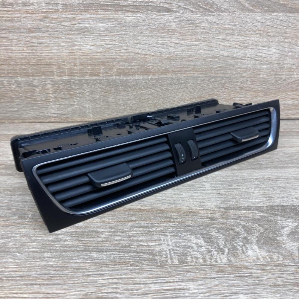 8T2820951B   Dash center air vent grill Audi A5 8T 8F