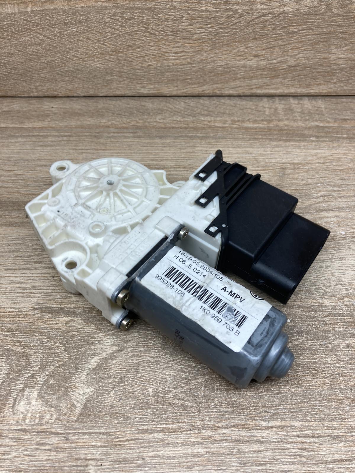 1K0959703B   Rear door window regulator motor Volkswagen Touran I