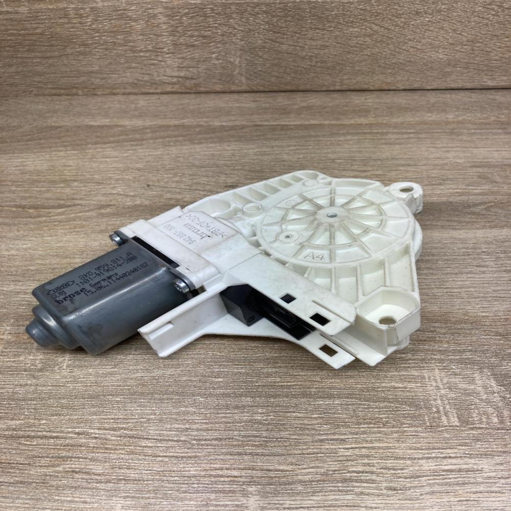 8K0959811A   Rear door window regulator motor Audi A4 S4 B8 8K