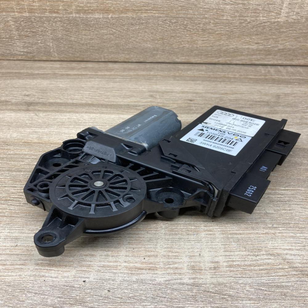 8E0959802E 5WK49205CBF  Front door window regulator motor Audi A4 S4 B7 8E 8H