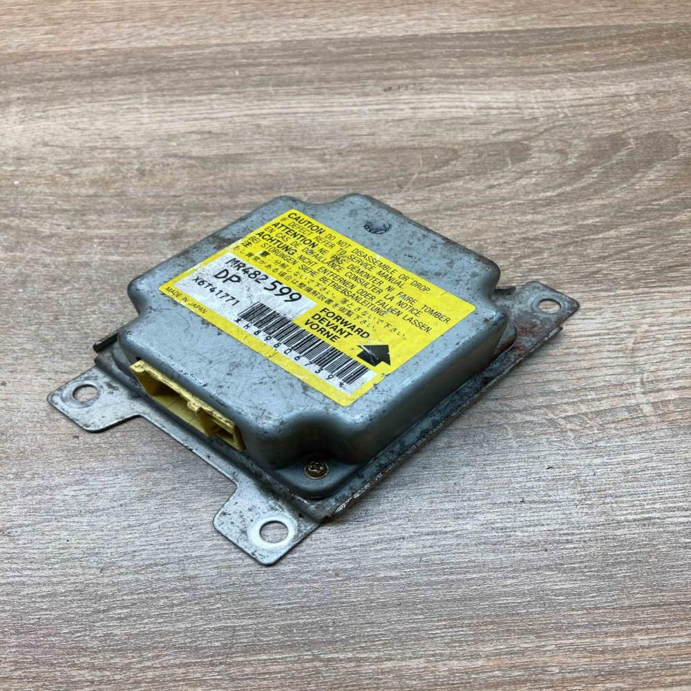 MR482599 X6T41771  Airbag control unit/module Mitsubishi Montero