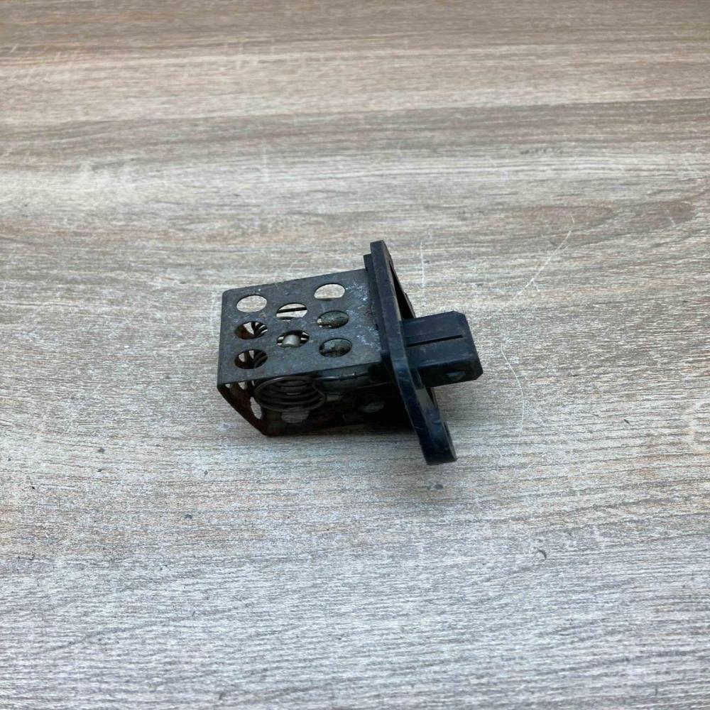 9625293080   Heater blower motor/fan resistor Peugeot 206