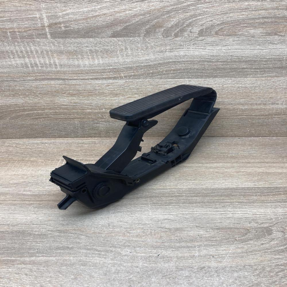 A2113000504 A2033010001  Accelerator throttle pedal Mercedes-Benz CLS C219