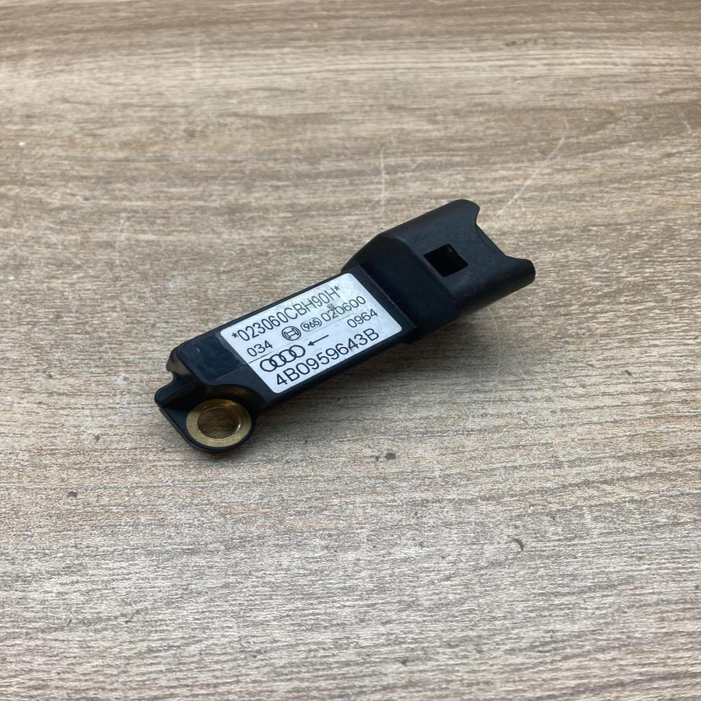 4B0959643B 023060VBH90H  Airbag deployment crash/impact sensor Audi A6 S6 C5 4B