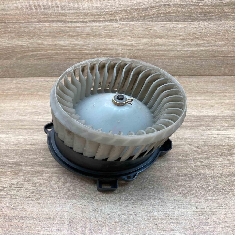 MF016070 0701   Heater fan/blower Mitsubishi Colt