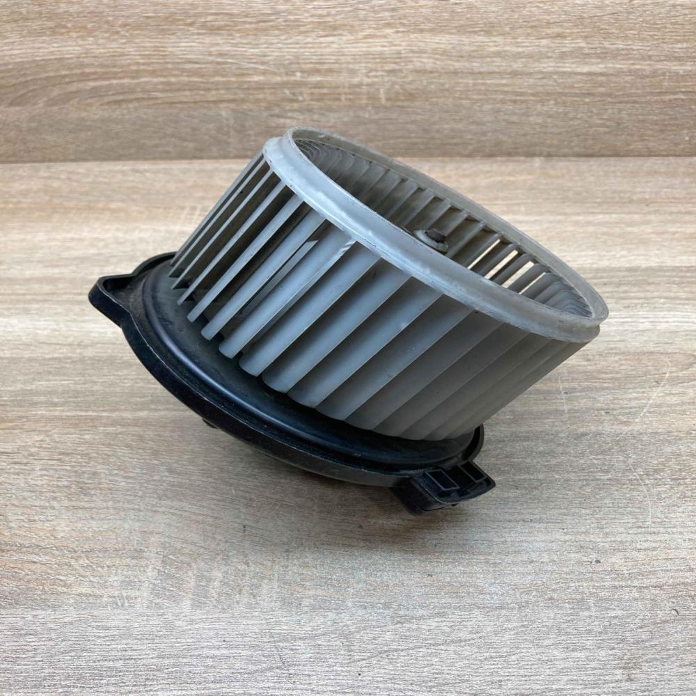 194000 0821   Heater fan/blower Toyota Yaris