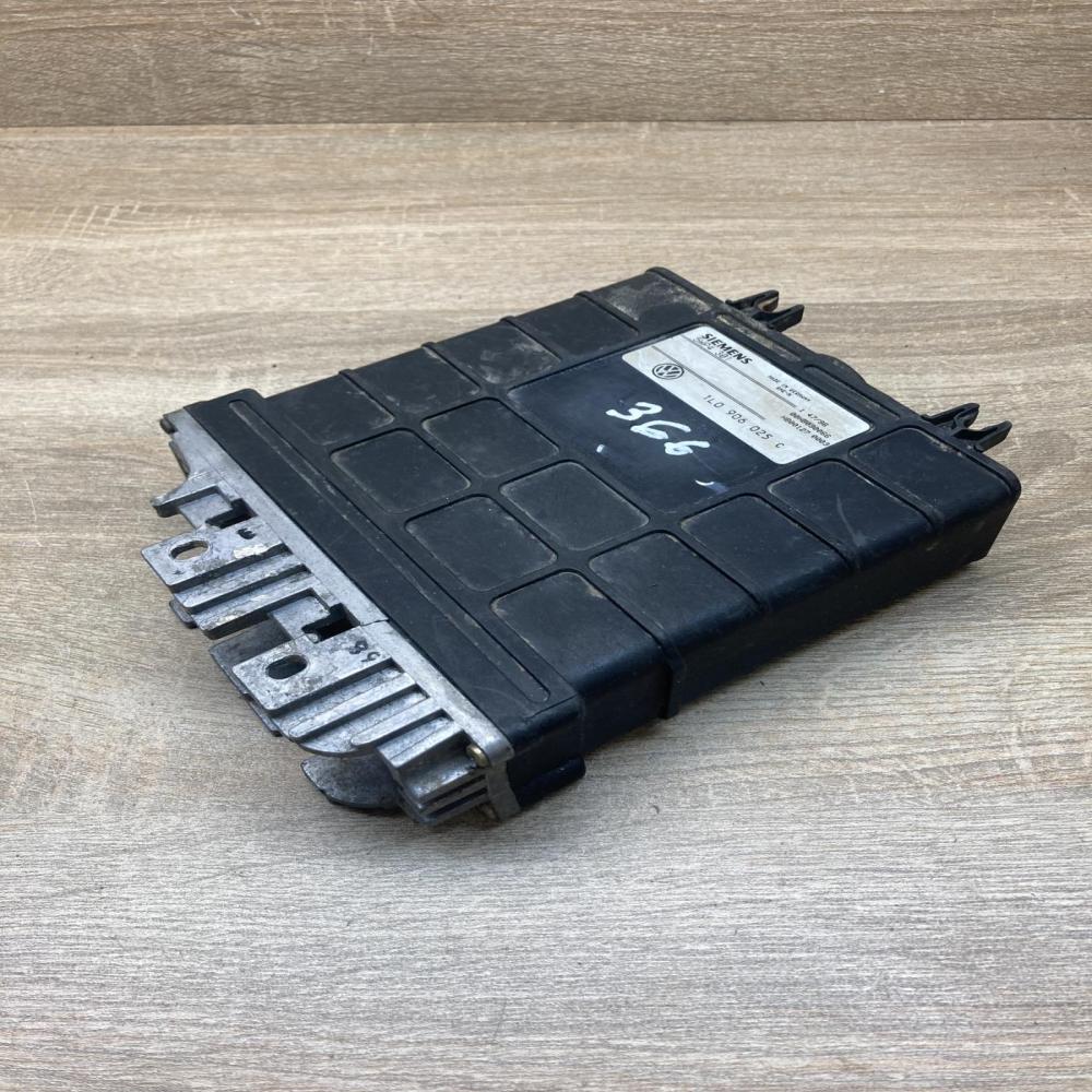 1L0906025C 5WP4301  Engine control unit/module ECU Volkswagen Golf II
