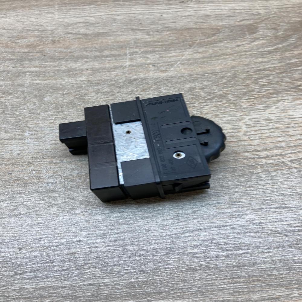 7700822897 103406  Headlight level height control switch Renault Laguna I