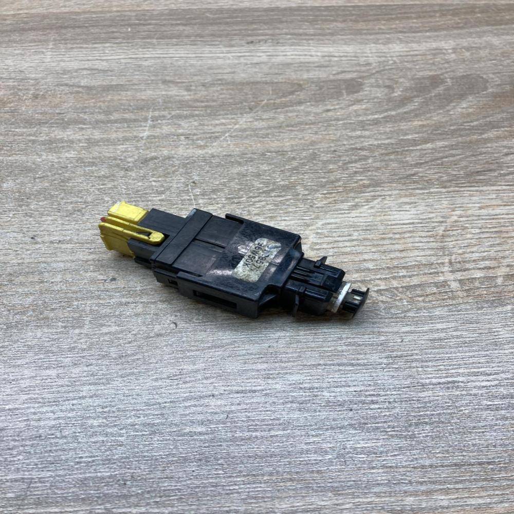 9128577 96W50K  Brake pedal sensor switch Volvo 850