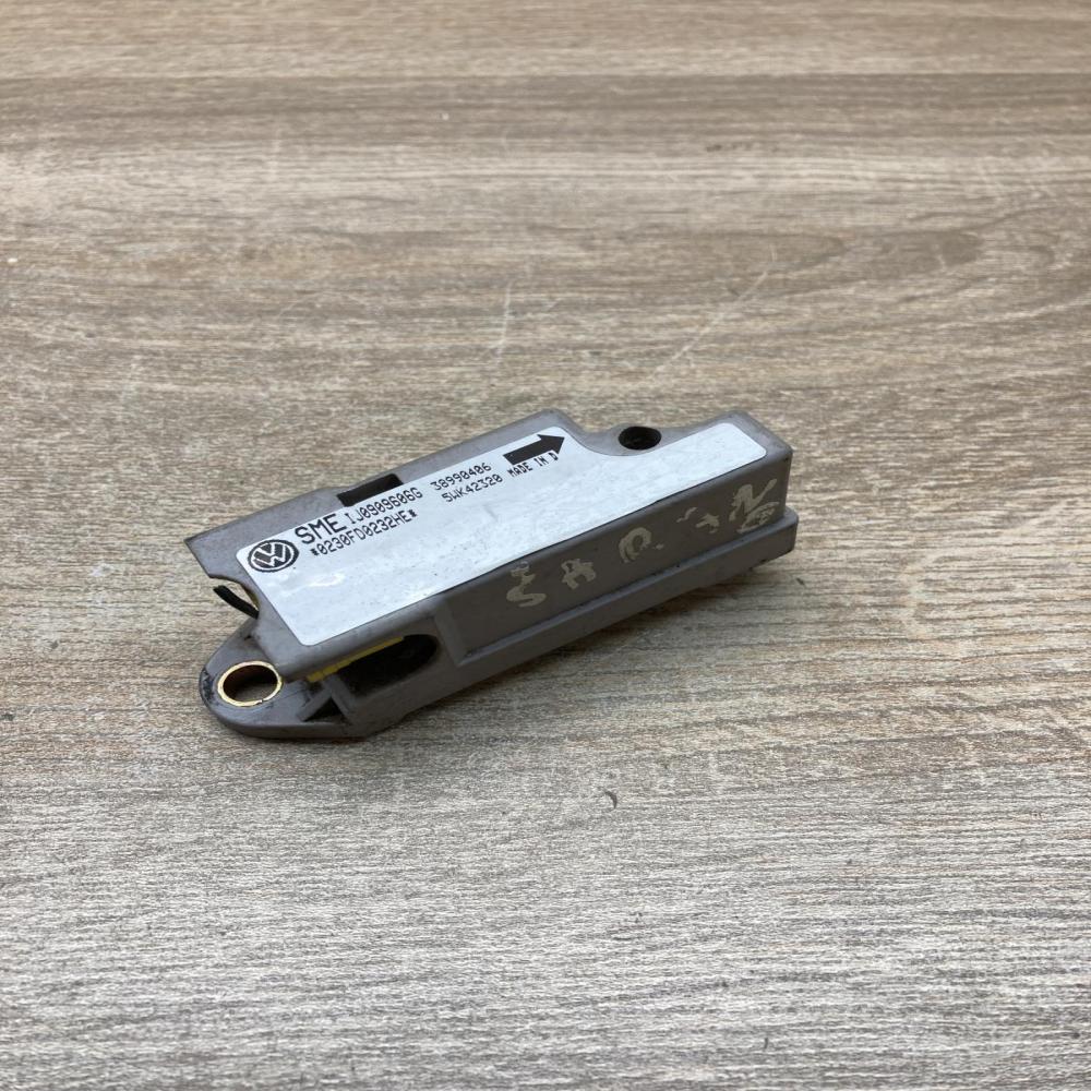 IJ0909606G 5WK42320  Airbag deployment crash/impact sensor Volkswagen Sharan