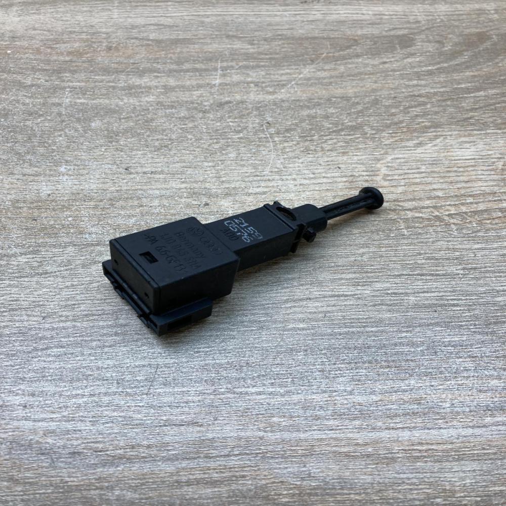 1J0945511A   Brake pedal sensor switch Skoda Favorit Forman (785)