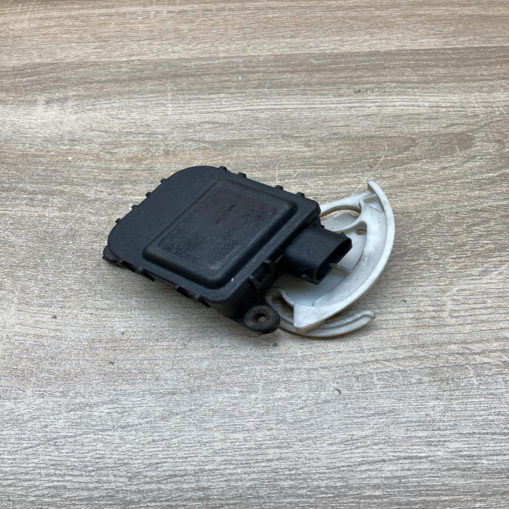 8D1820511E 0132801148  Air flap motor/actuator Audi A4 S4 B5 8D