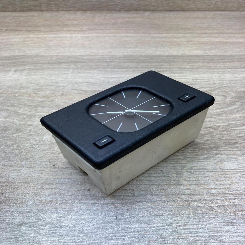 1374282   Clock BMW 5 E34