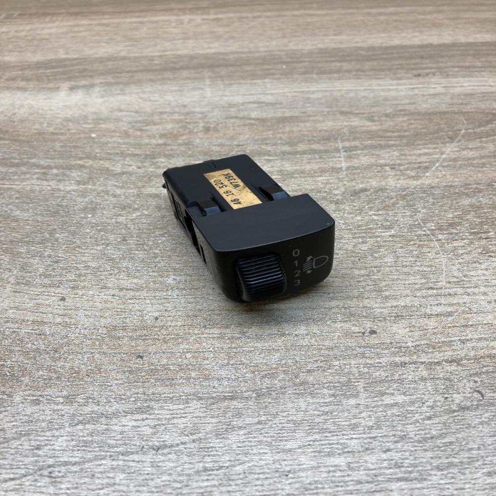 4616520 W739K  Headlight level height control switch Saab 9-5
